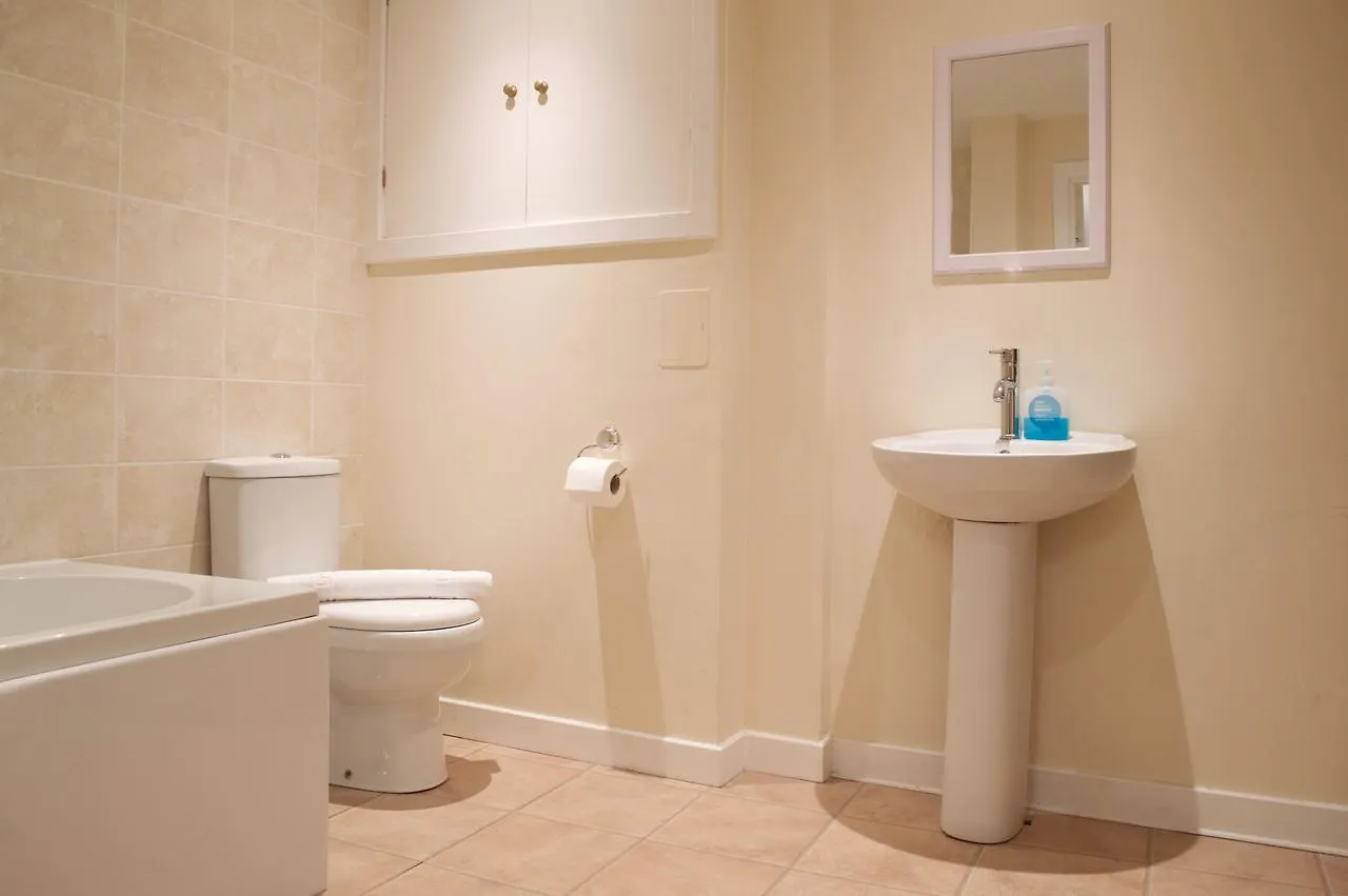 3 Bedroom Apartment Accommodates 8 Edinburgh