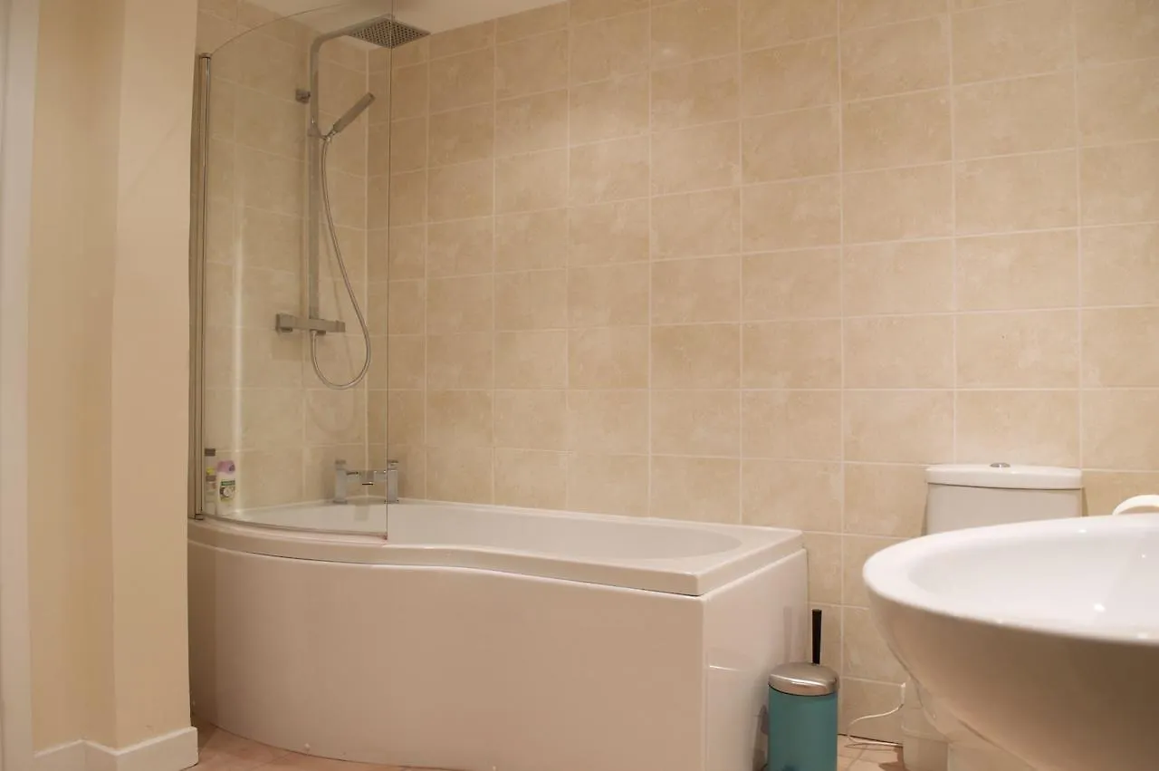 3 Bedroom Apartment Accommodates 8 Edinburgh