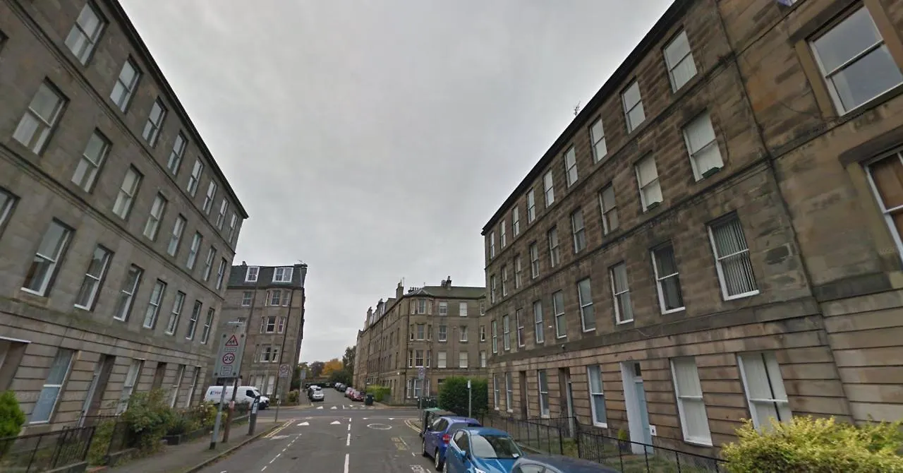 3 Bedroom Apartment Accommodates 8 Edinburgh