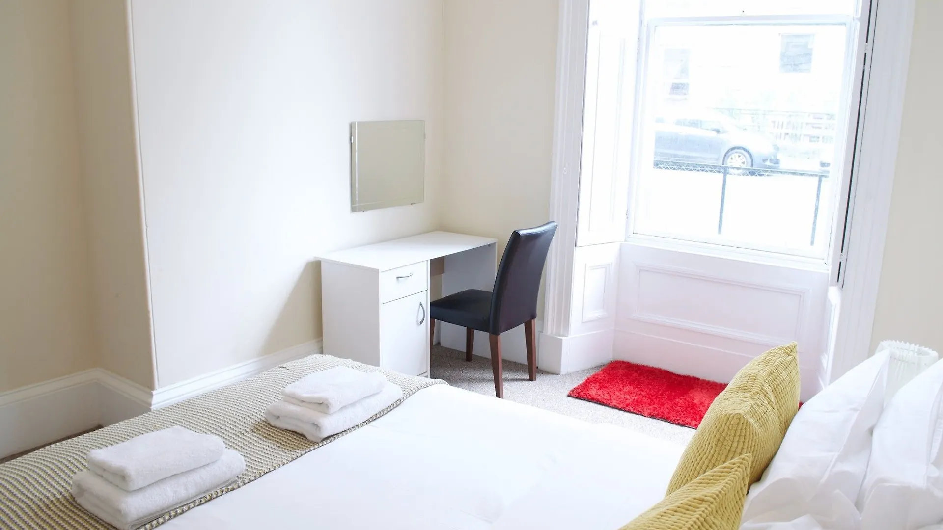 3 Bedroom Apartment Accommodates 8 Edinburgh