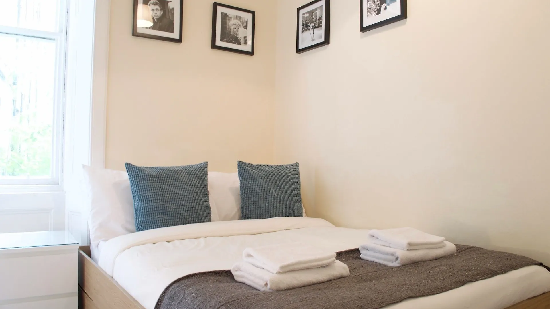 3 Bedroom Apartment Accommodates 8 Edinburgh