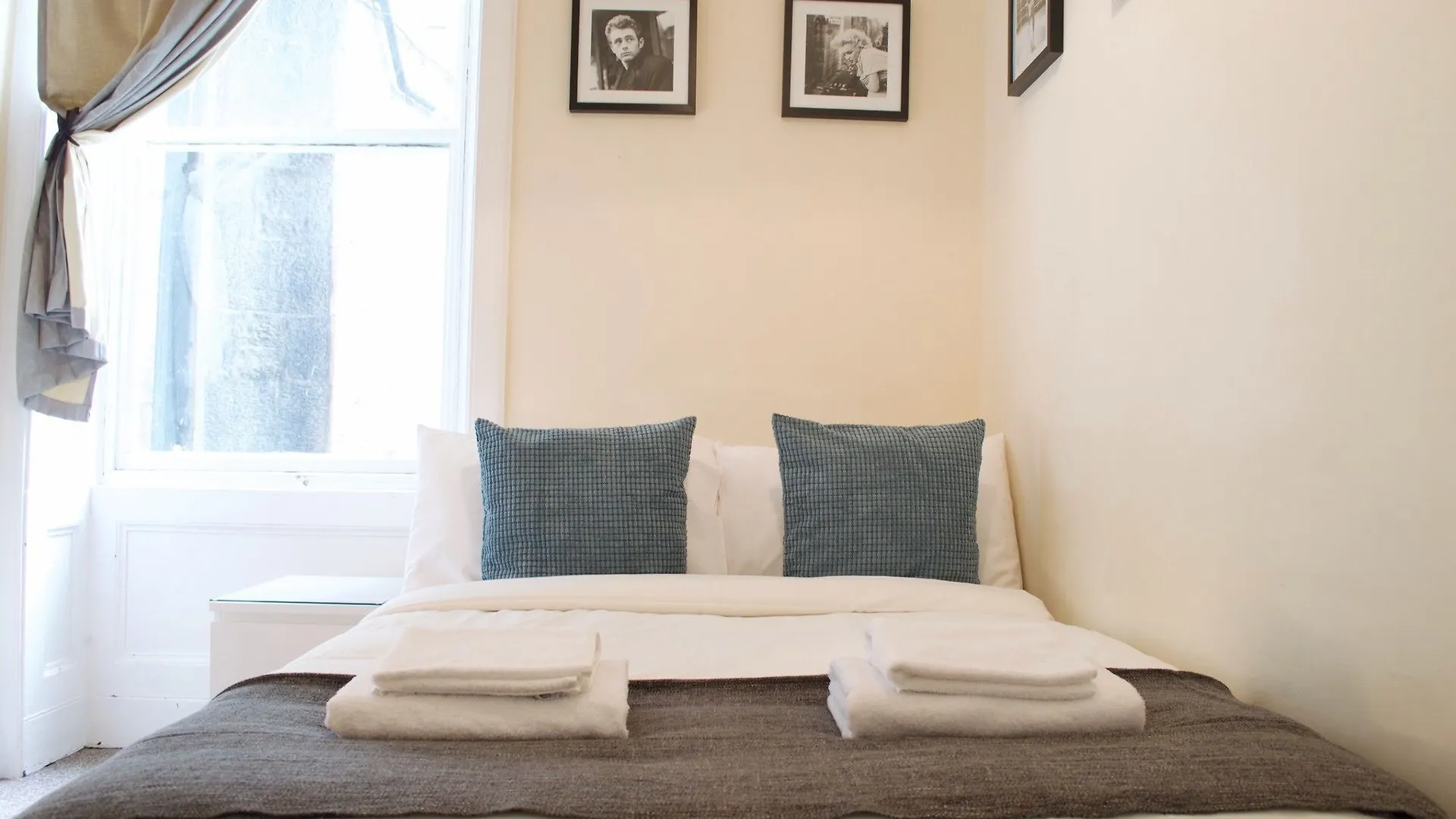 3 Bedroom Apartment Accommodates 8 Edinburgh