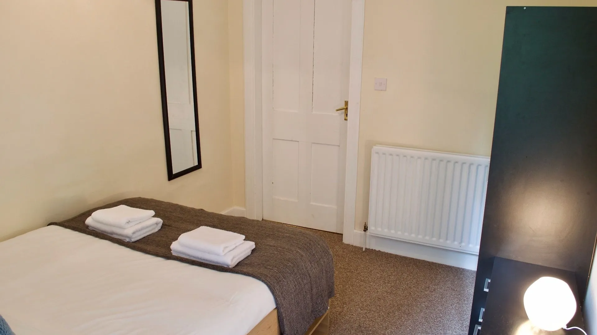 3 Bedroom Apartment Accommodates 8 Edinburgh