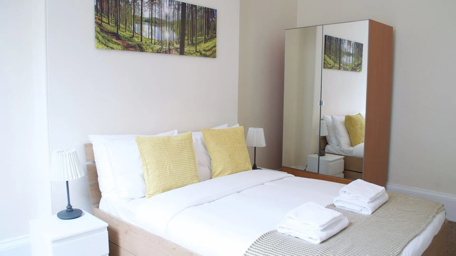 3 Bedroom Apartment Accommodates 8 Edinburgh