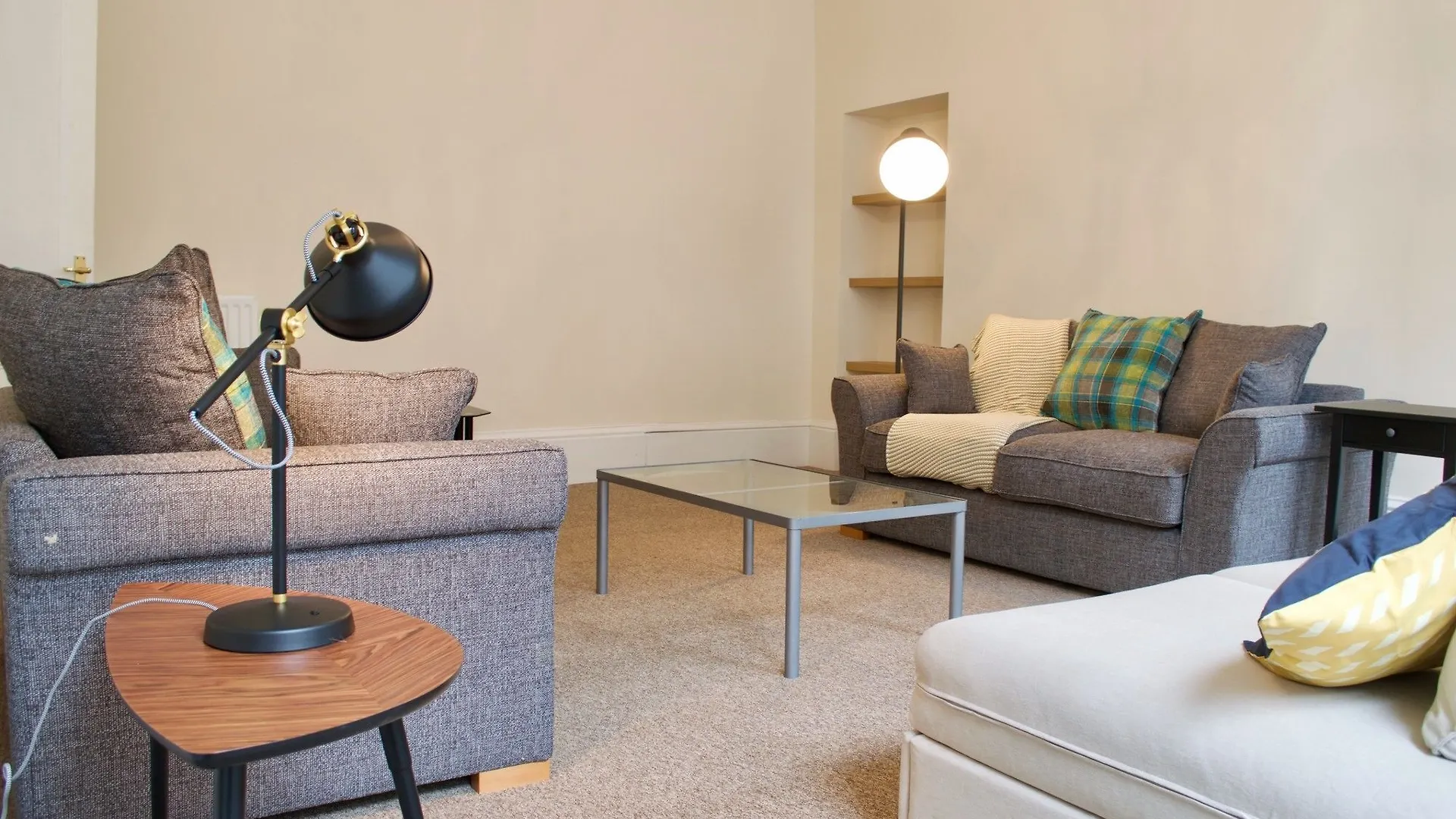 3 Bedroom Apartment Accommodates 8 Edinburgh