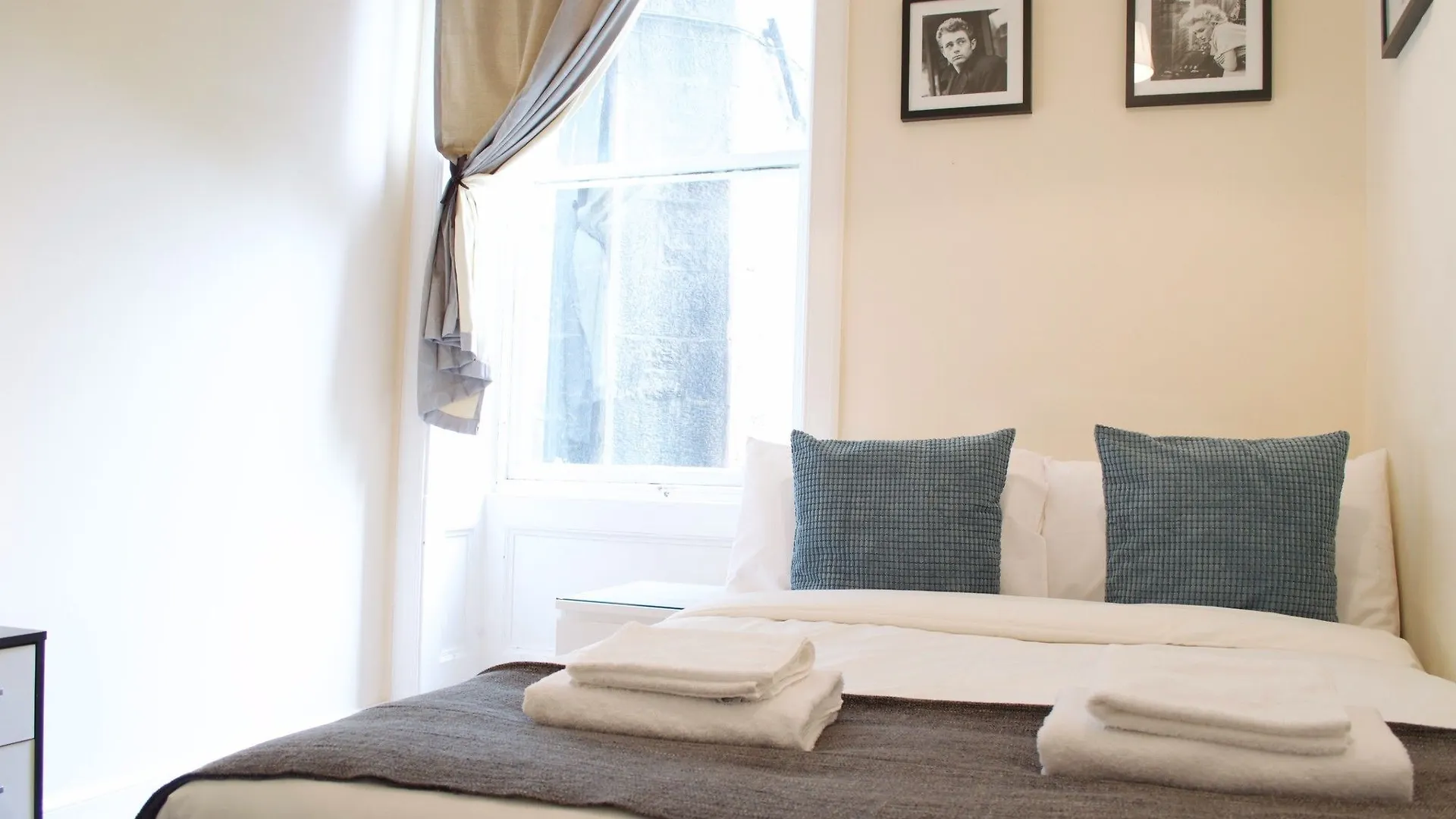 3 Bedroom Apartment Accommodates 8 Edinburgh 0*,  United Kingdom
