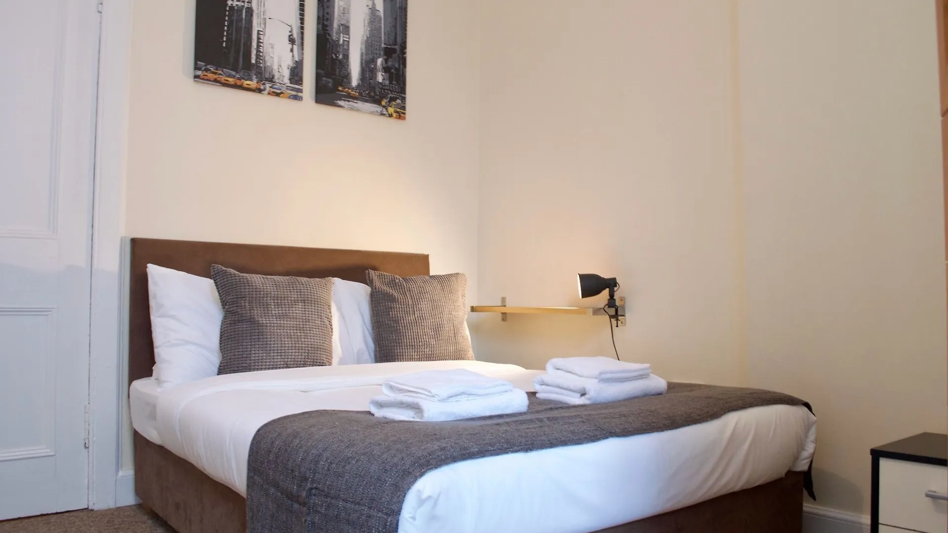 3 Bedroom Apartment Accommodates 8 Edinburgh 0*,