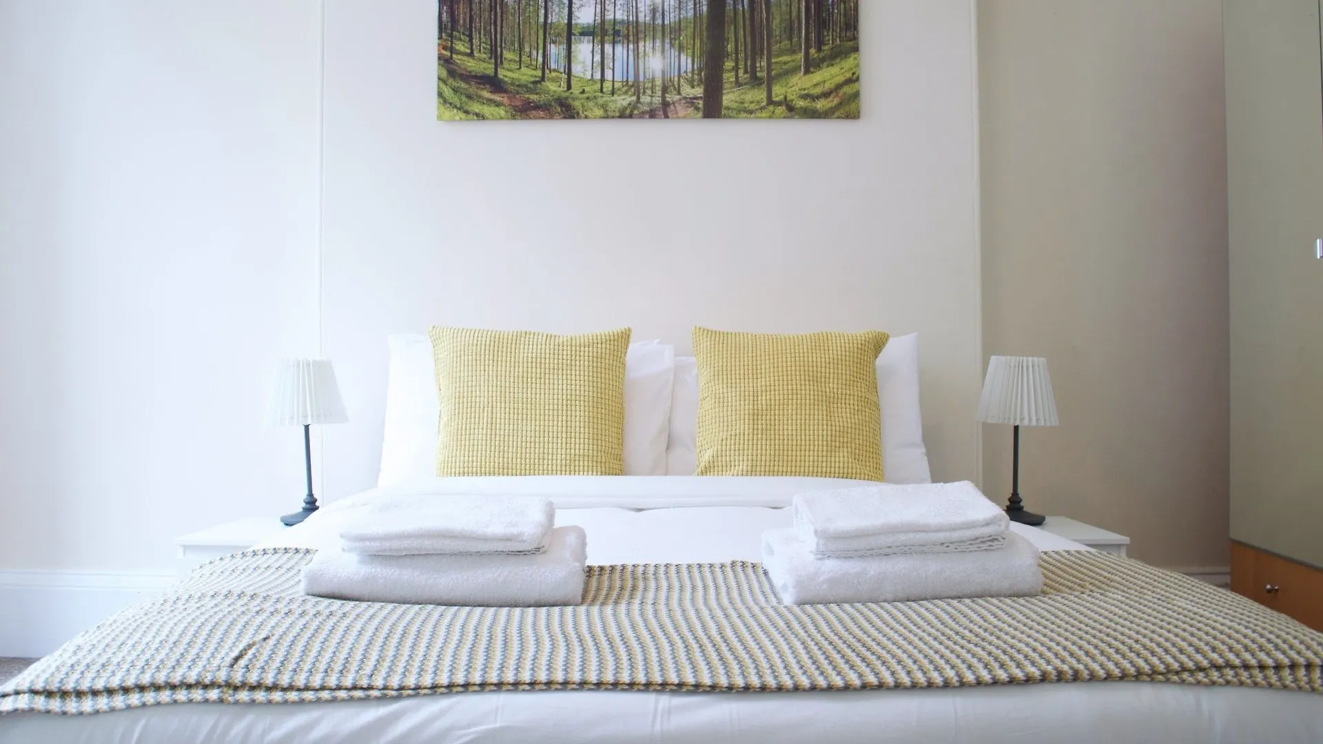 3 Bedroom Apartment Accommodates 8 Edinburgh